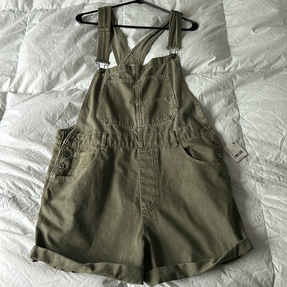 Free People Ziggy Shortalls! NEVER WORN. New with Tag. Size XL, color is olive